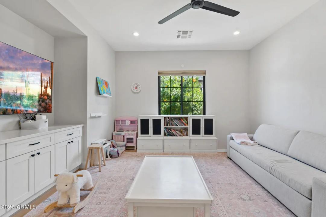 Real Estate Picture 8