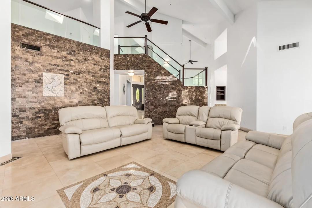 Real Estate Picture 11