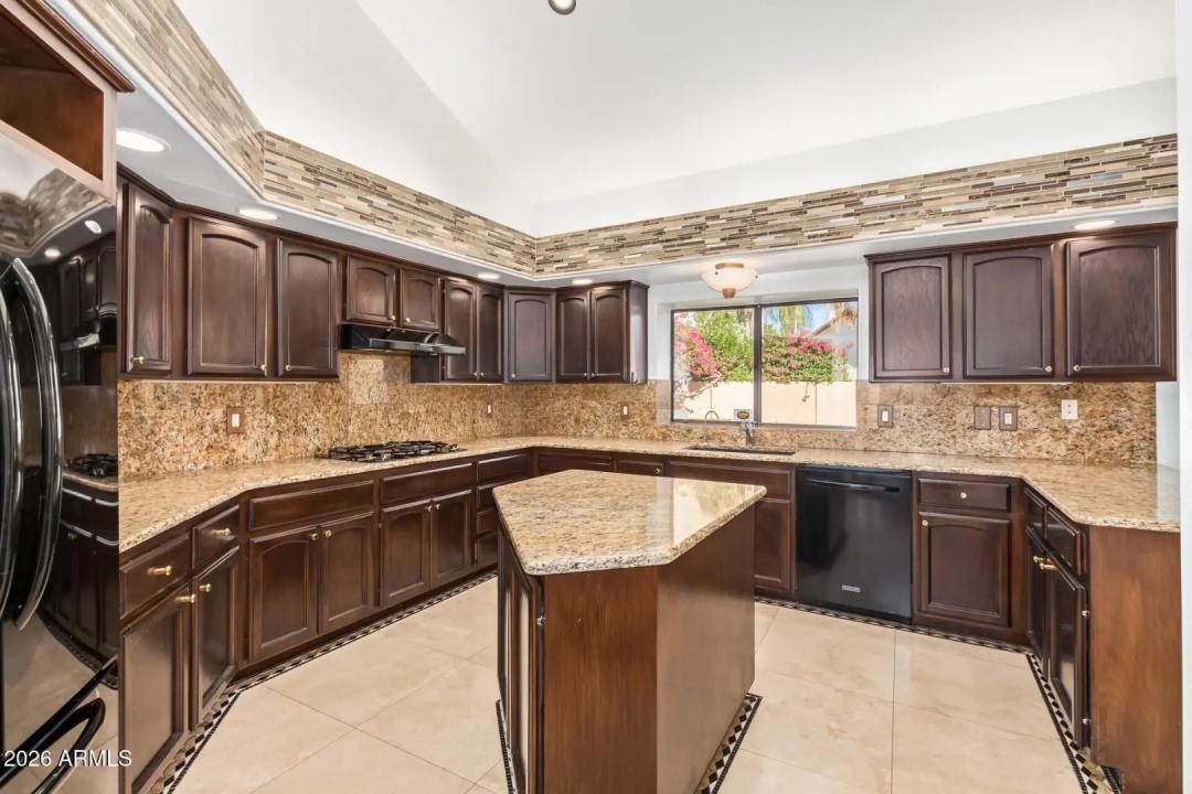 Real Estate Picture 18