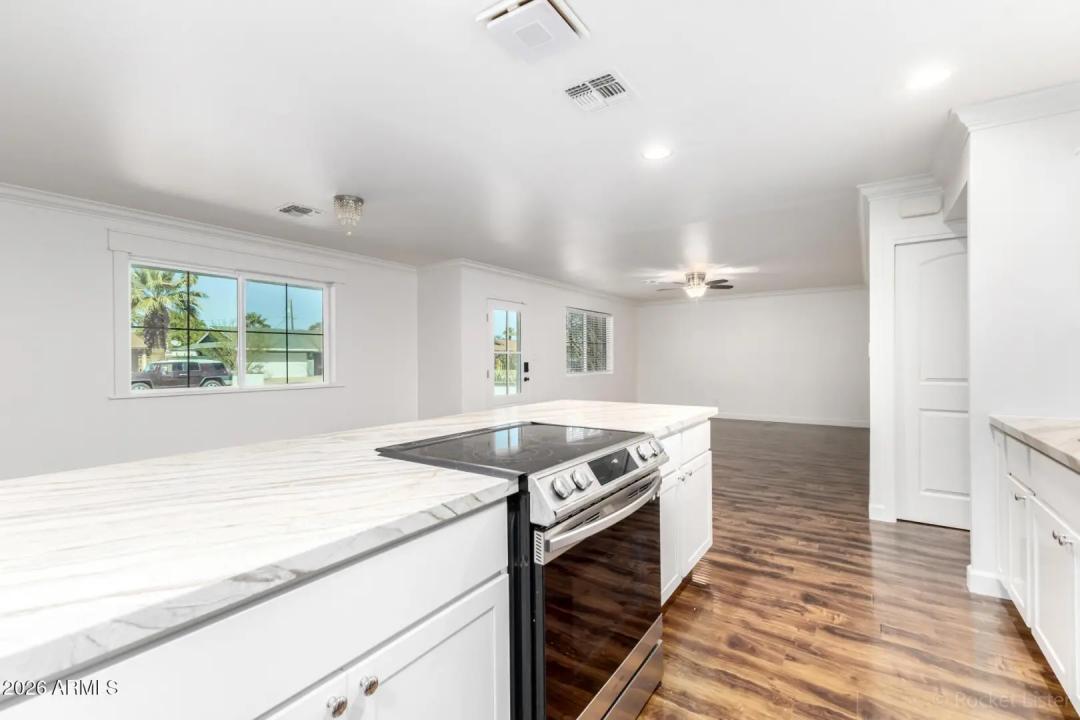 Real Estate Picture 8