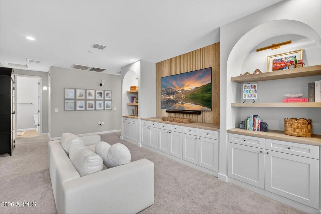 Real Estate Picture 7