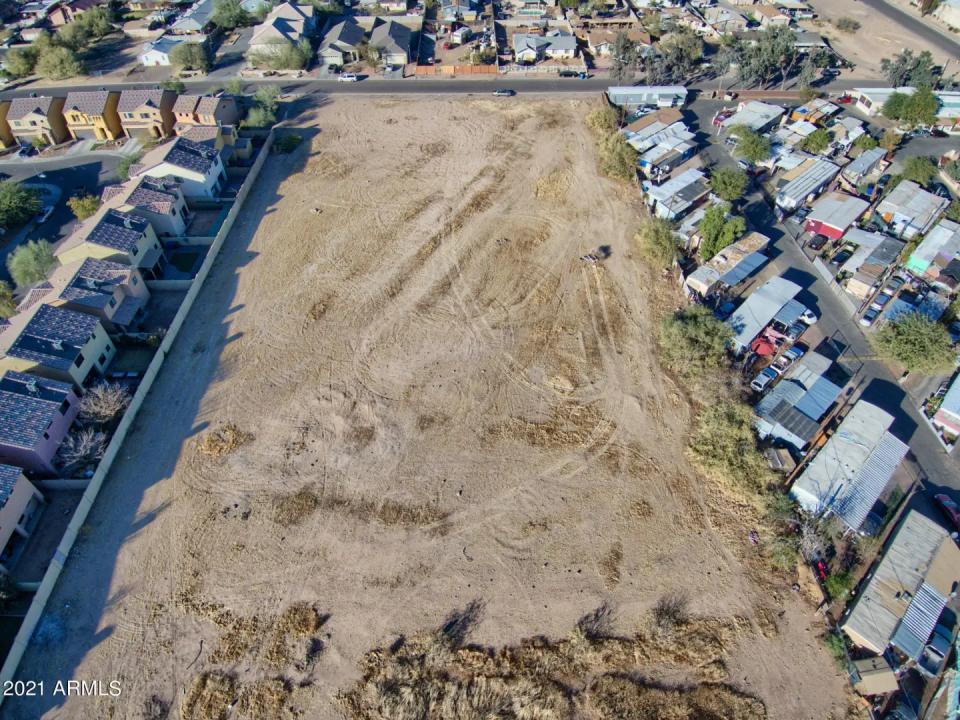 Real Estate Picture 4