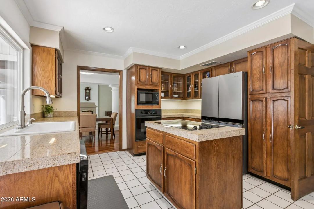 Real Estate Picture 4