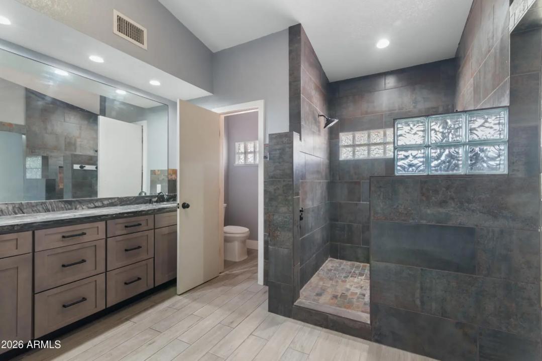 Real Estate Picture 24
