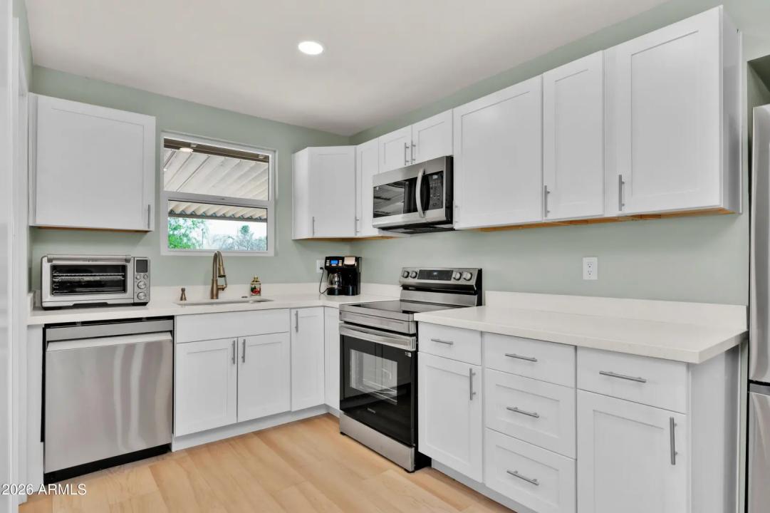 Real Estate Picture 9