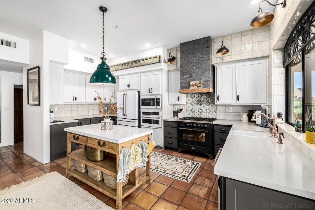 Real Estate Picture 12