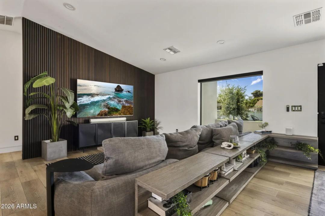 Real Estate Picture 4