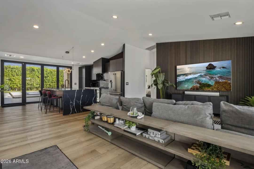 Real Estate Picture 3