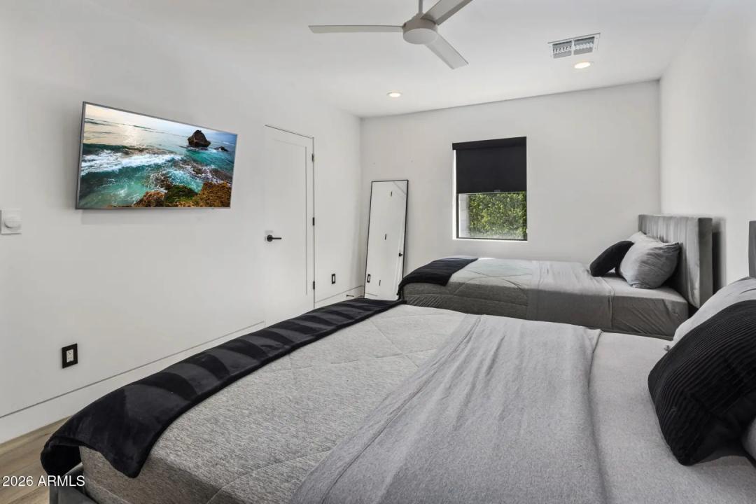 Real Estate Picture 24