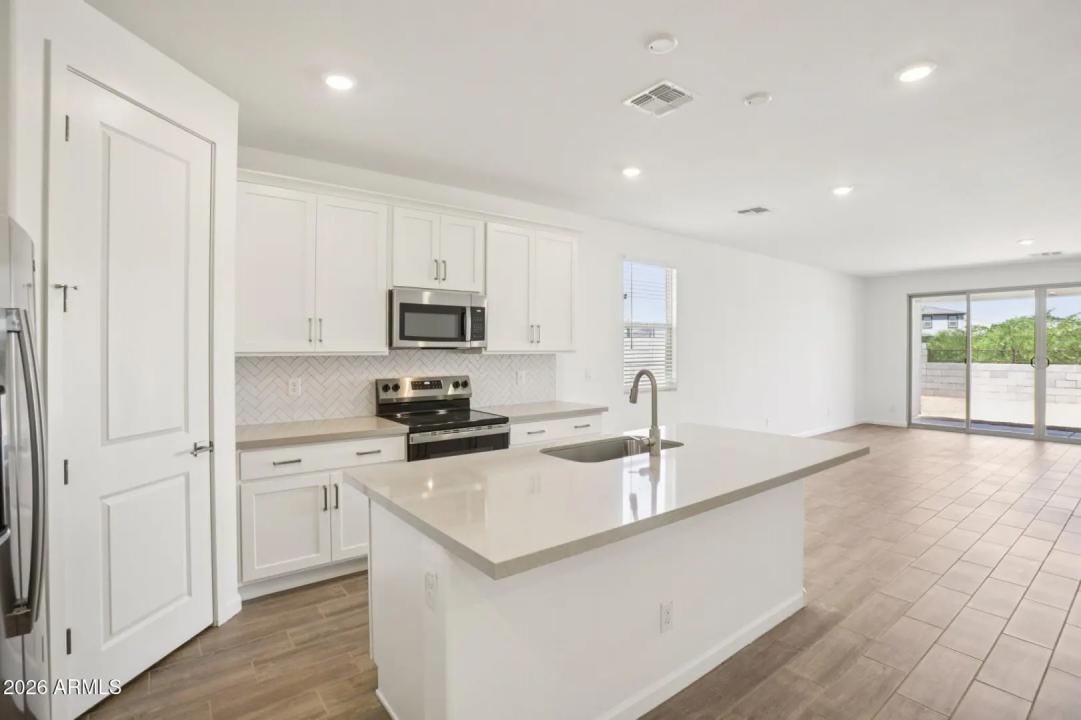 Real Estate Picture 4