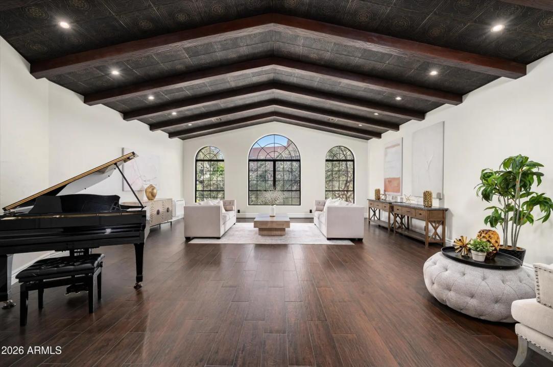 Real Estate Picture 8