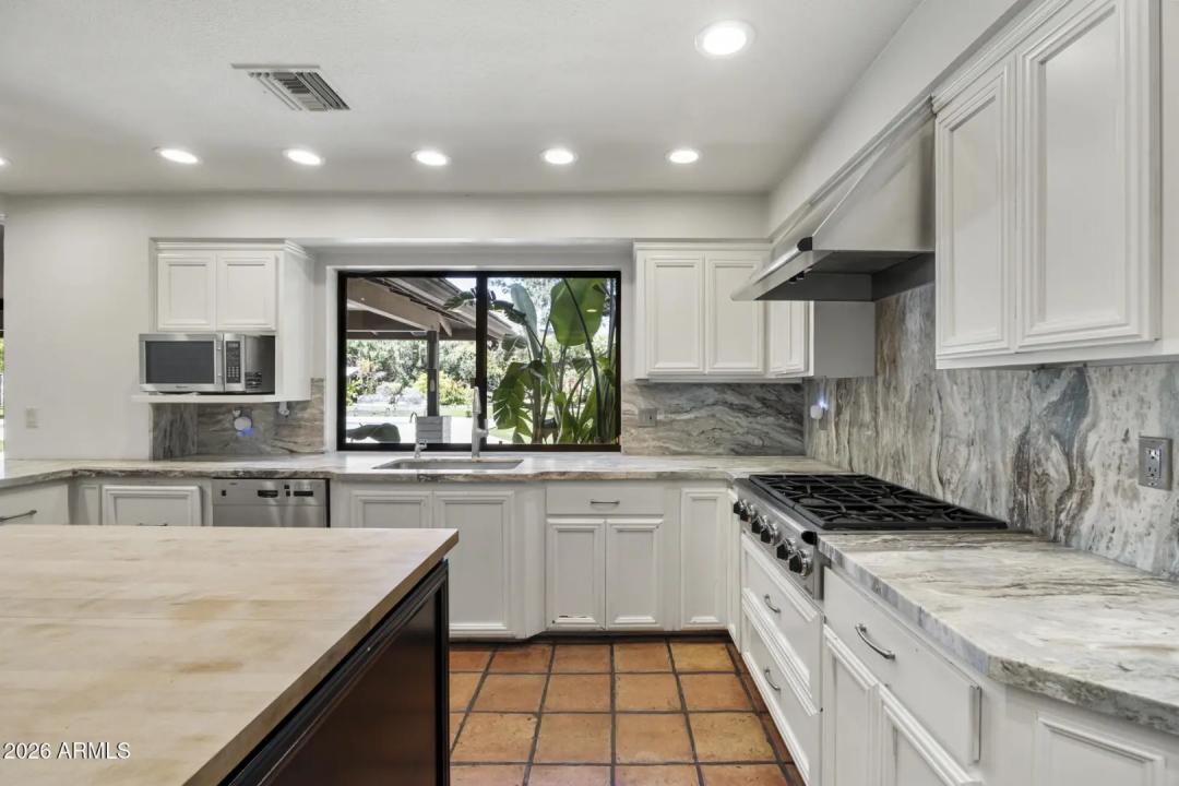 Real Estate Picture 24