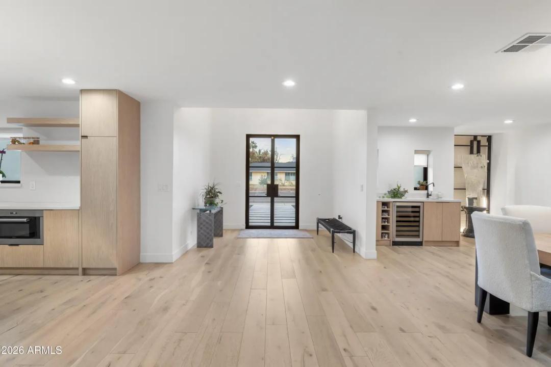 Real Estate Picture 4