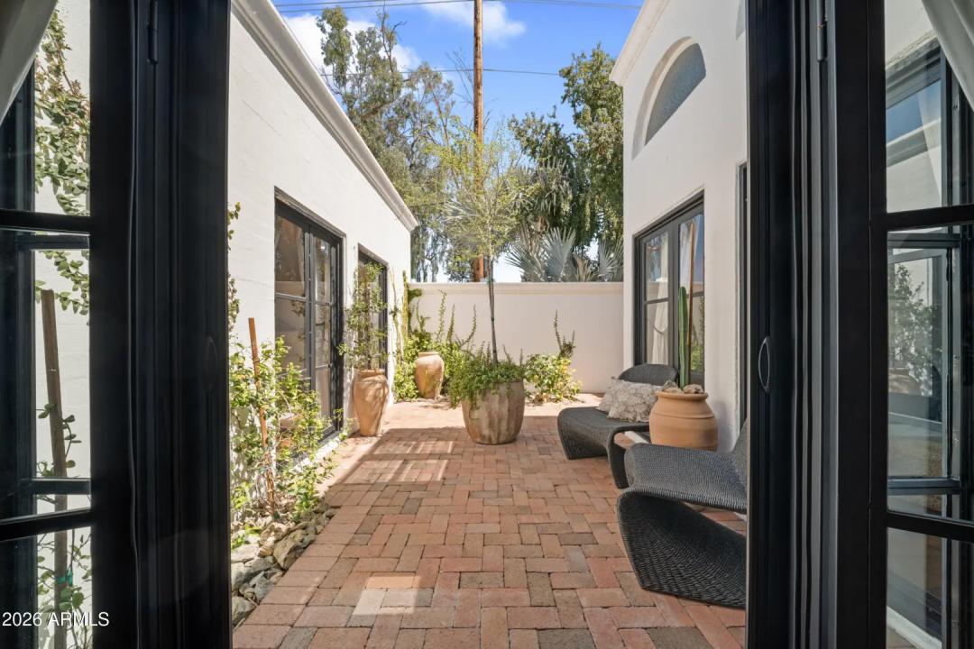 Real Estate Picture 3