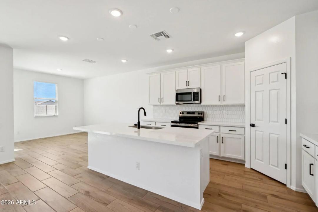 Real Estate Picture 8