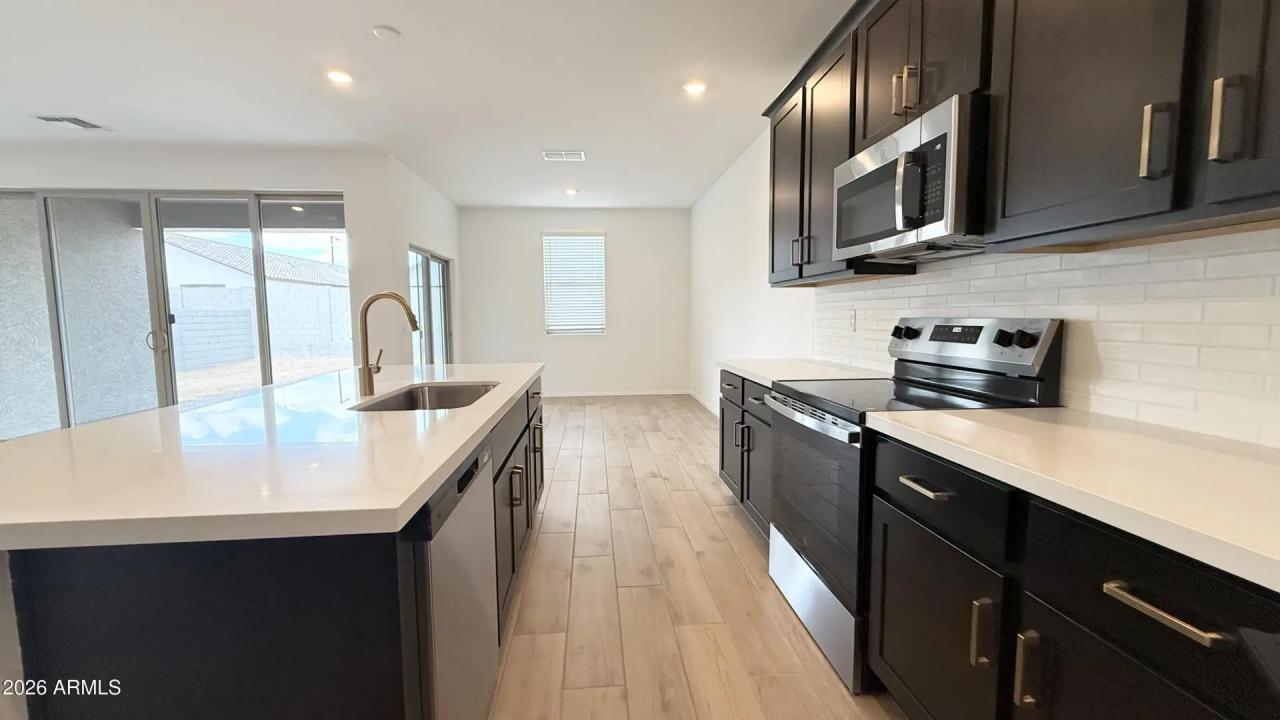 Real Estate Picture 4