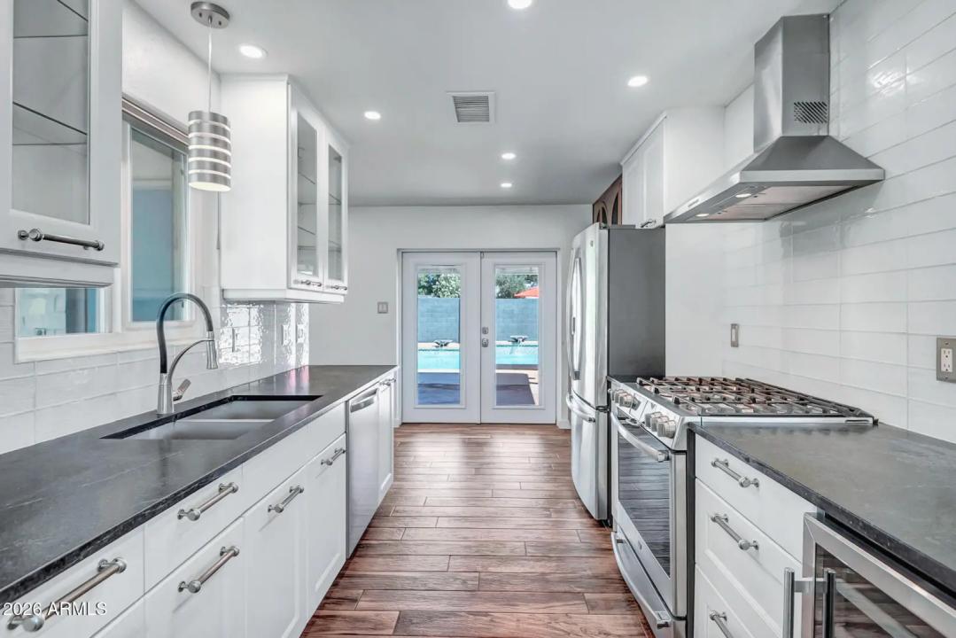 Real Estate Picture 14