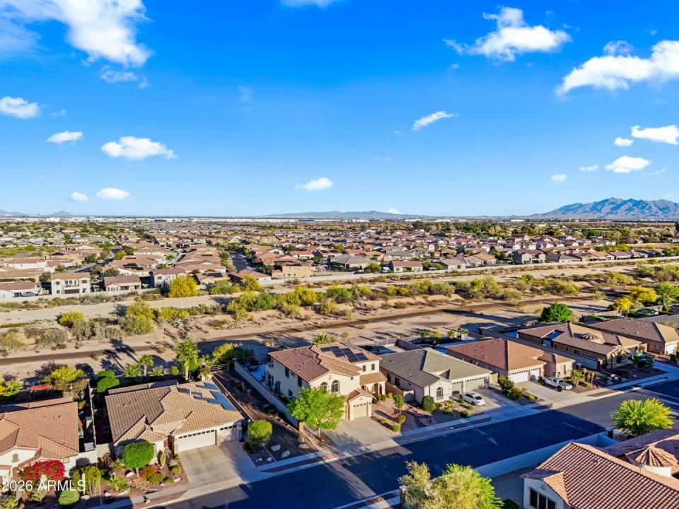 Real Estate Picture 4