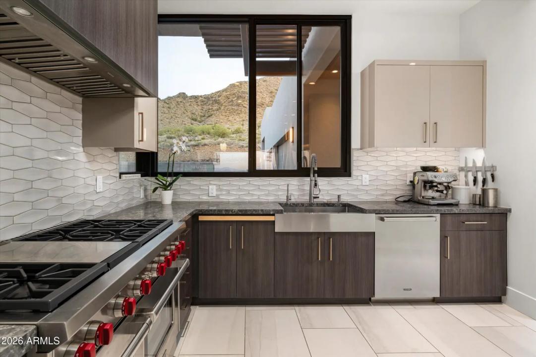 Real Estate Picture 11