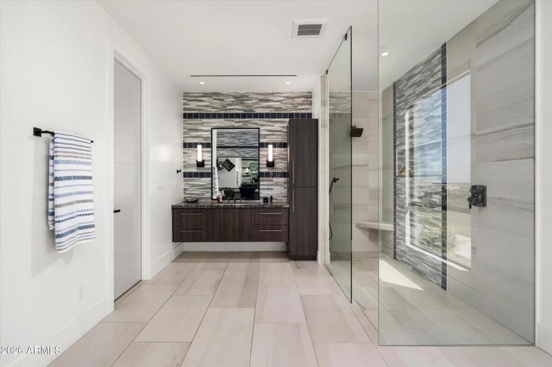 Real Estate Picture 24