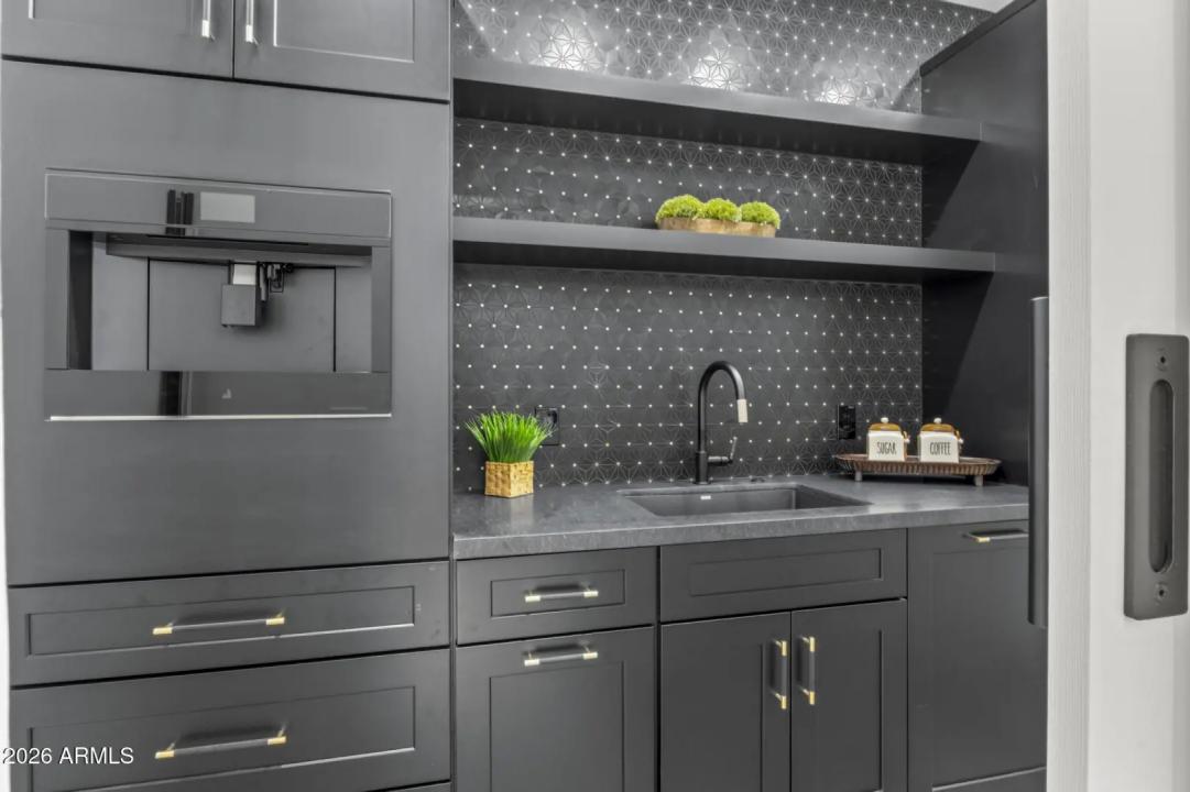 Real Estate Picture 10