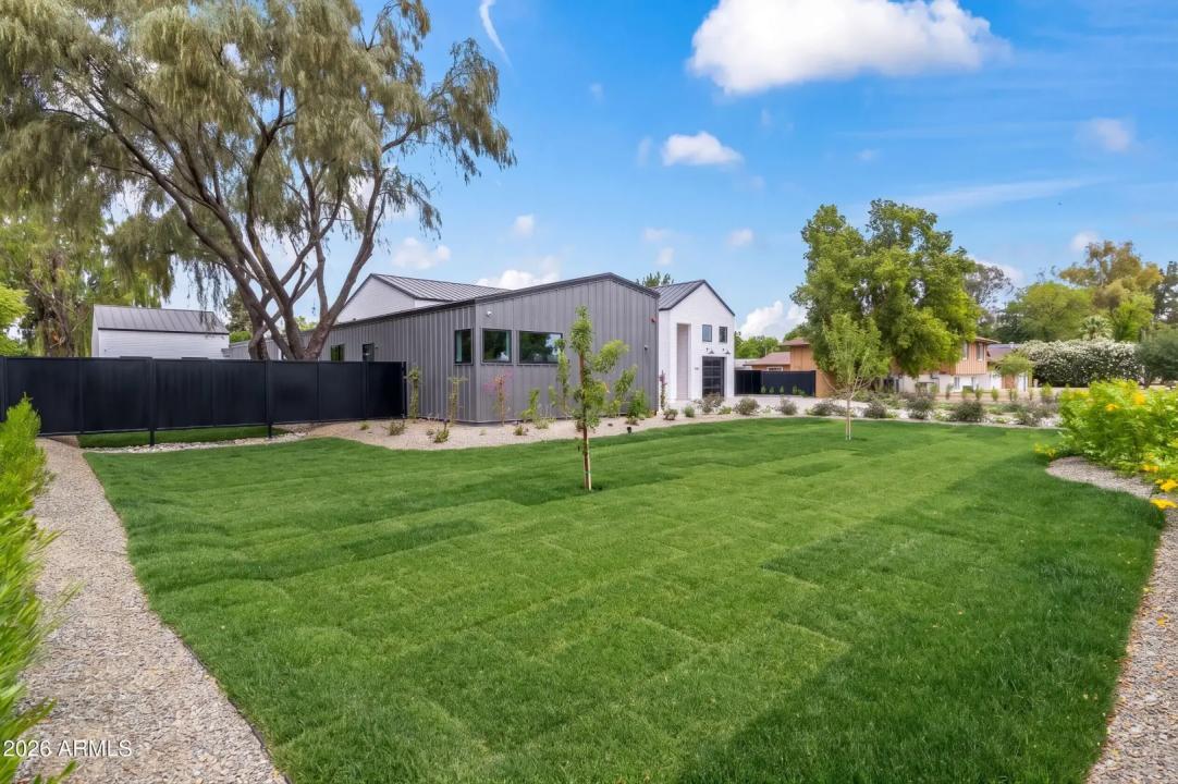 Real Estate Picture 3