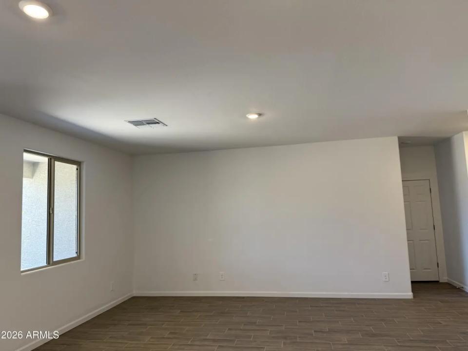 Real Estate Picture 4