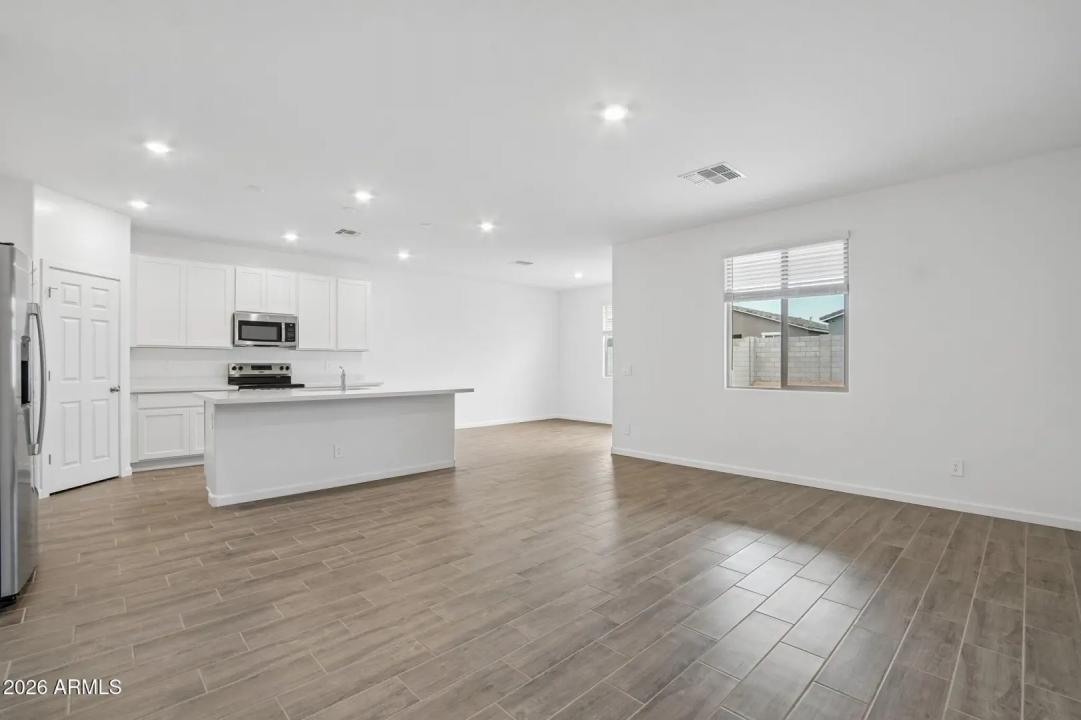 Real Estate Picture 5