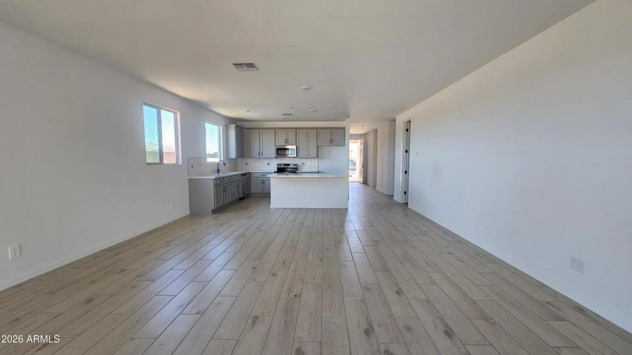 Real Estate Picture 4