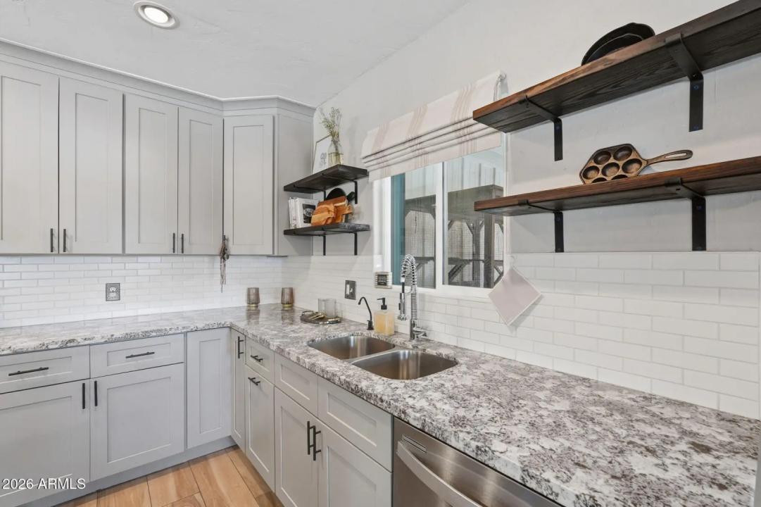 Real Estate Picture 5