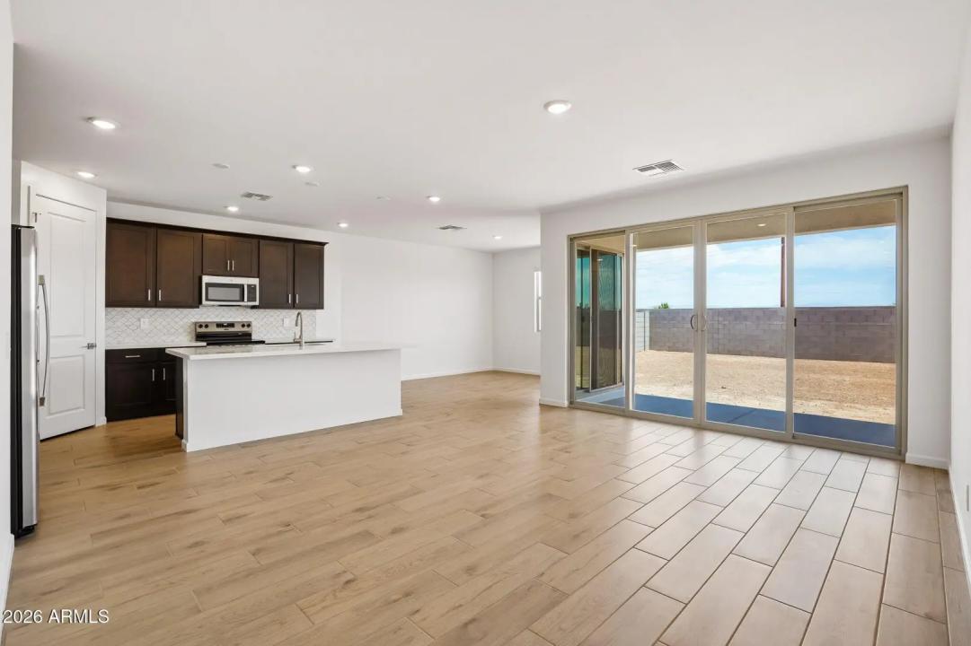 Real Estate Picture 4