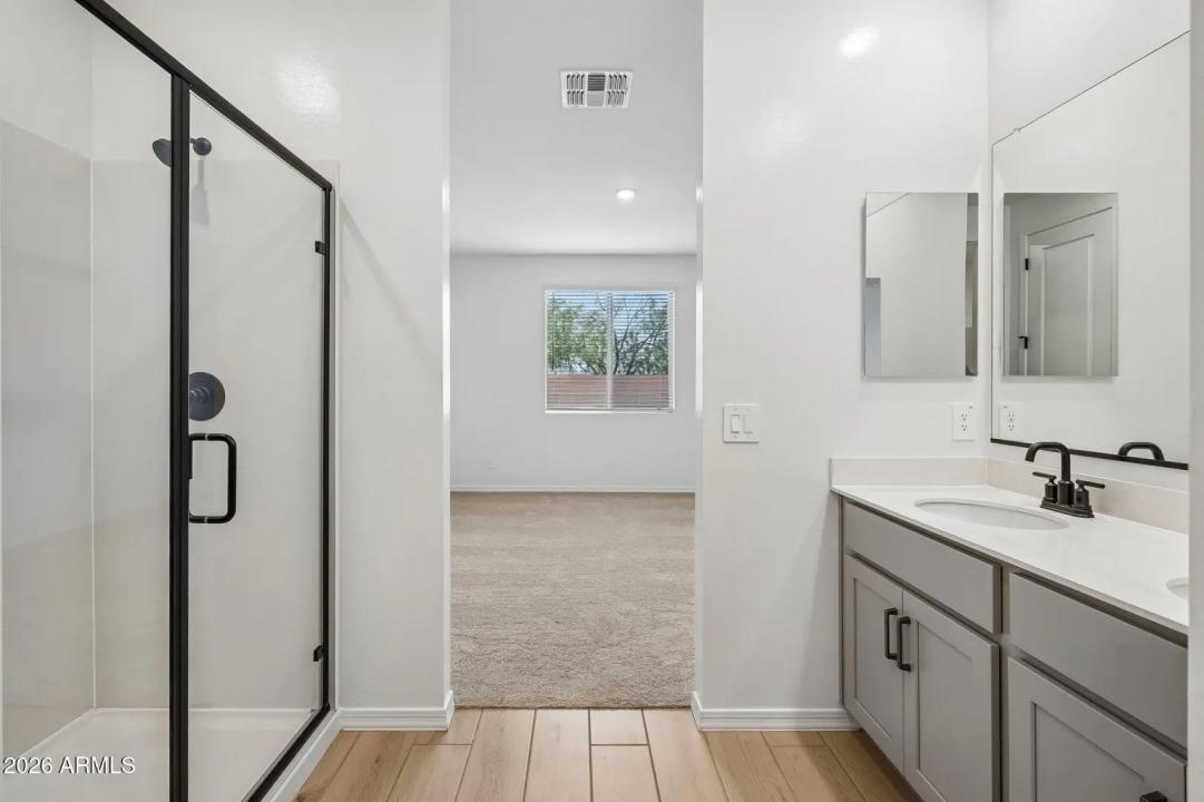 Real Estate Picture 4