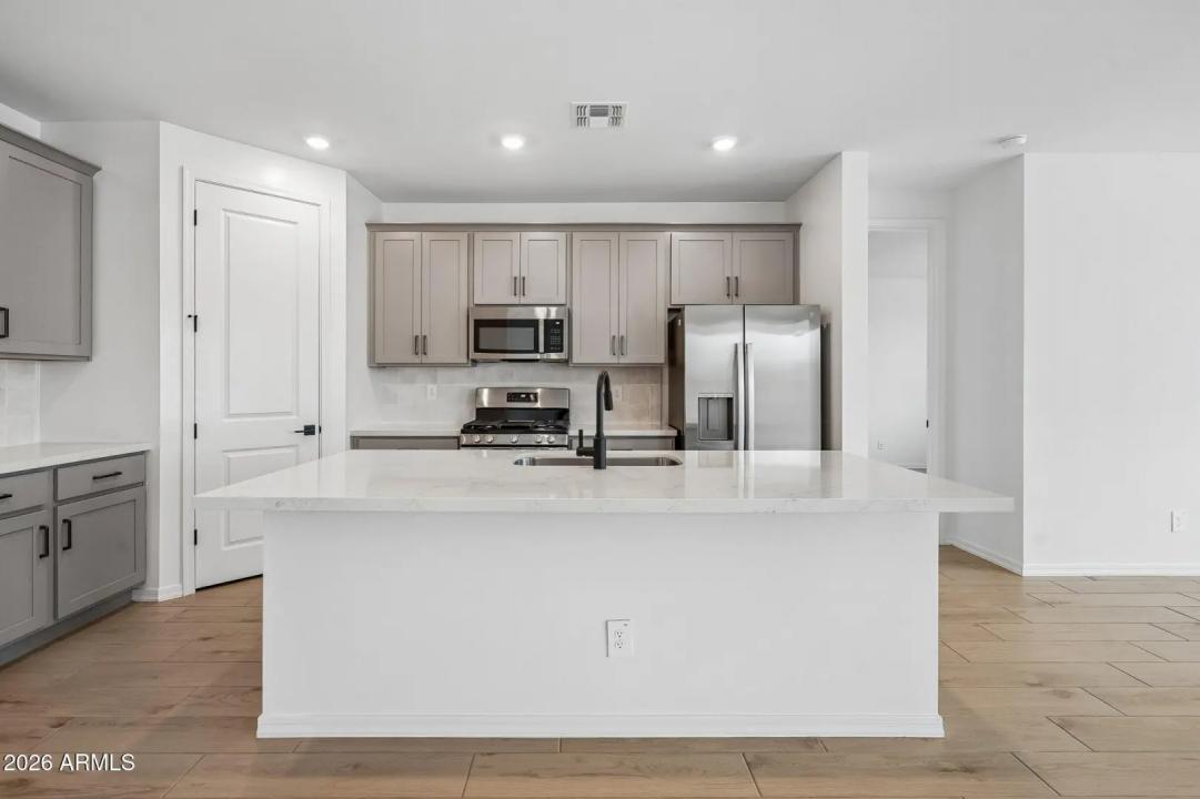Real Estate Picture 18