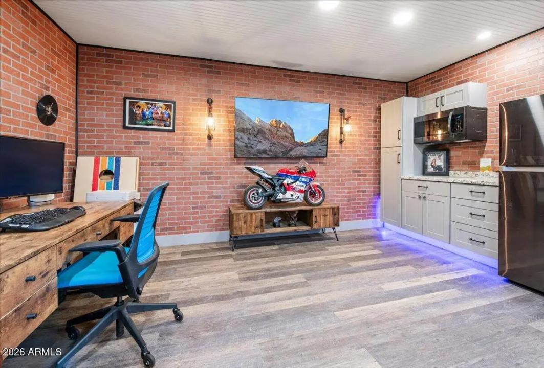 Real Estate Picture 14