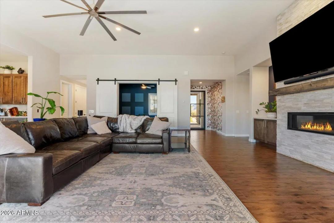 Real Estate Picture 18