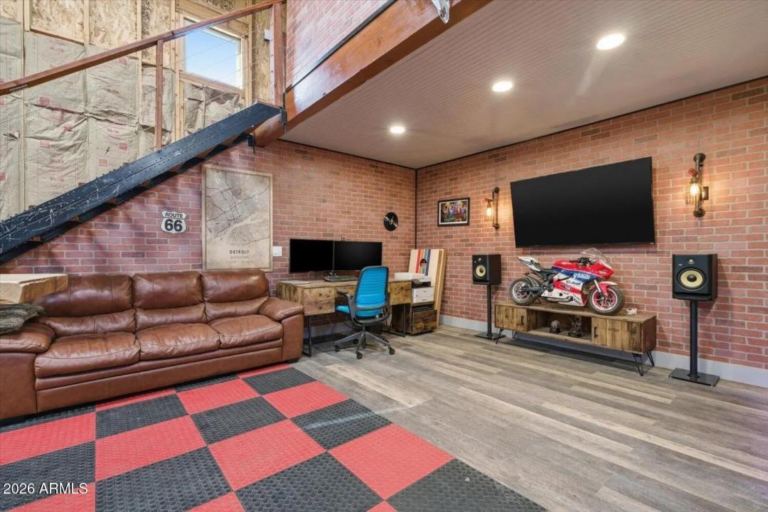 Real Estate Picture 12
