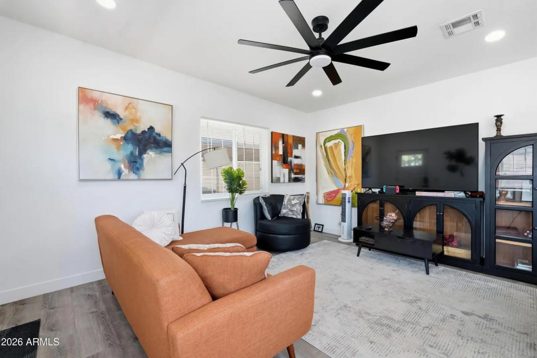 Real Estate Picture 9