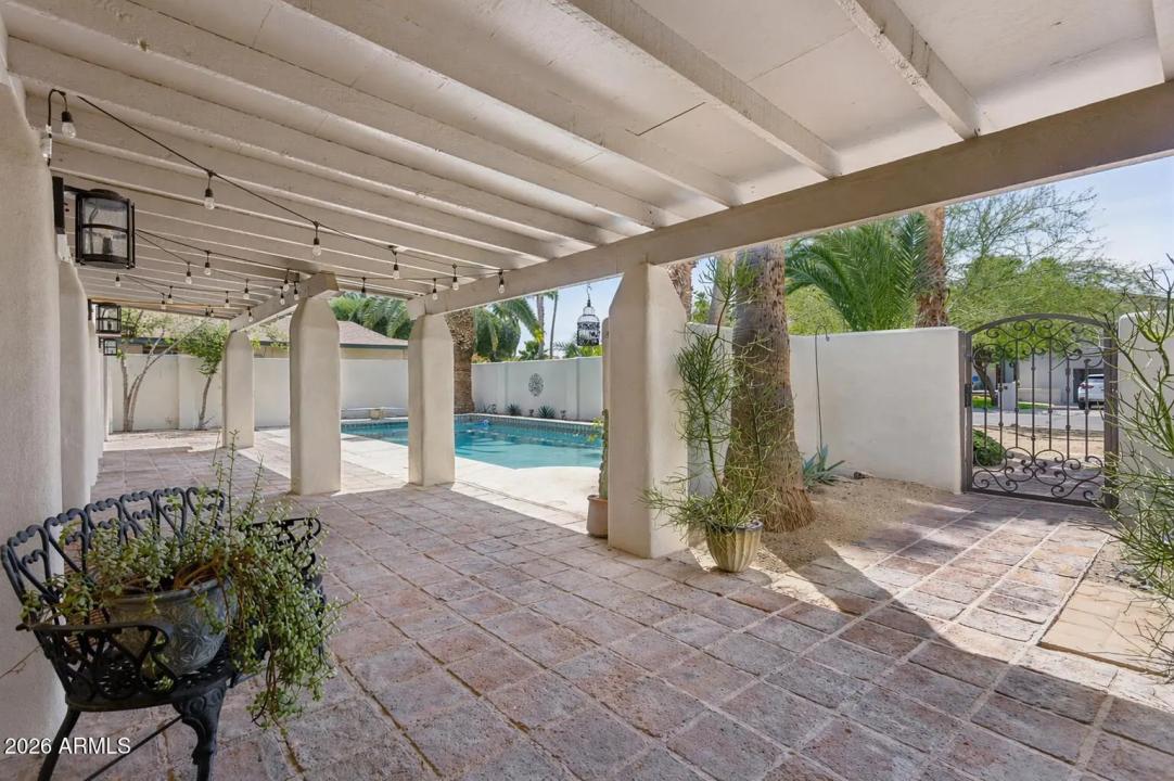 Real Estate Picture 4