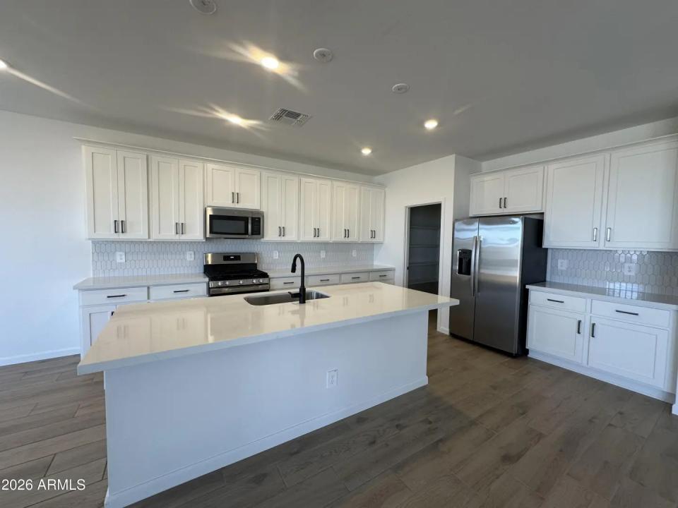 Real Estate Picture 7