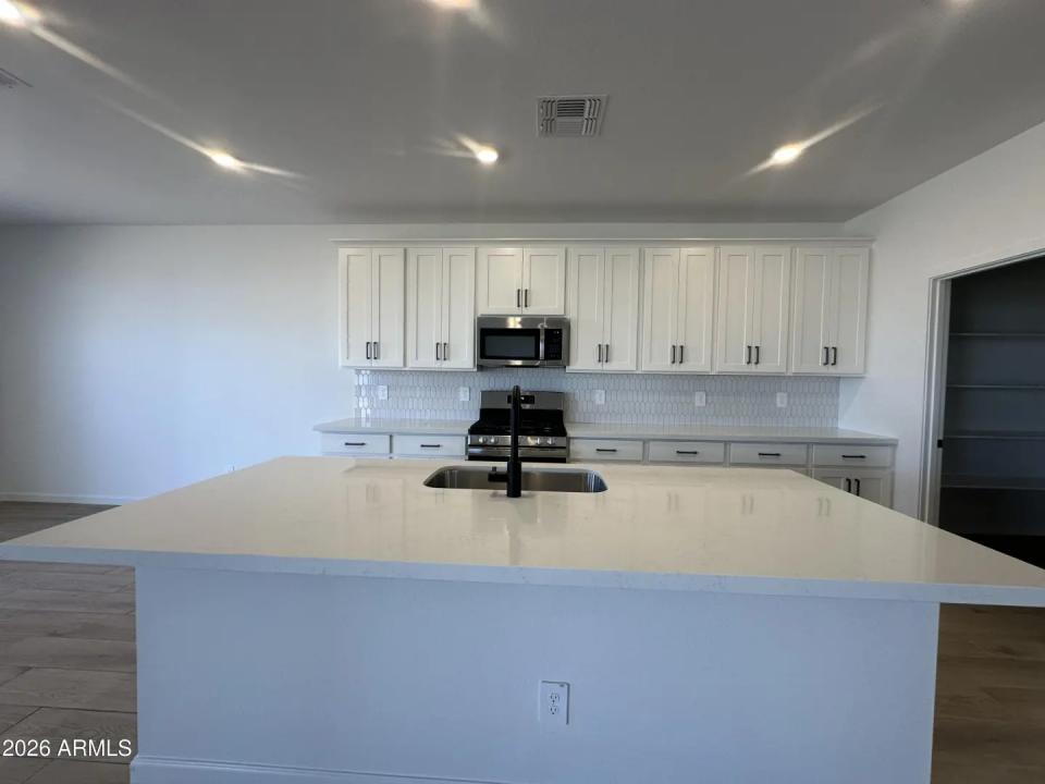 Real Estate Picture 8