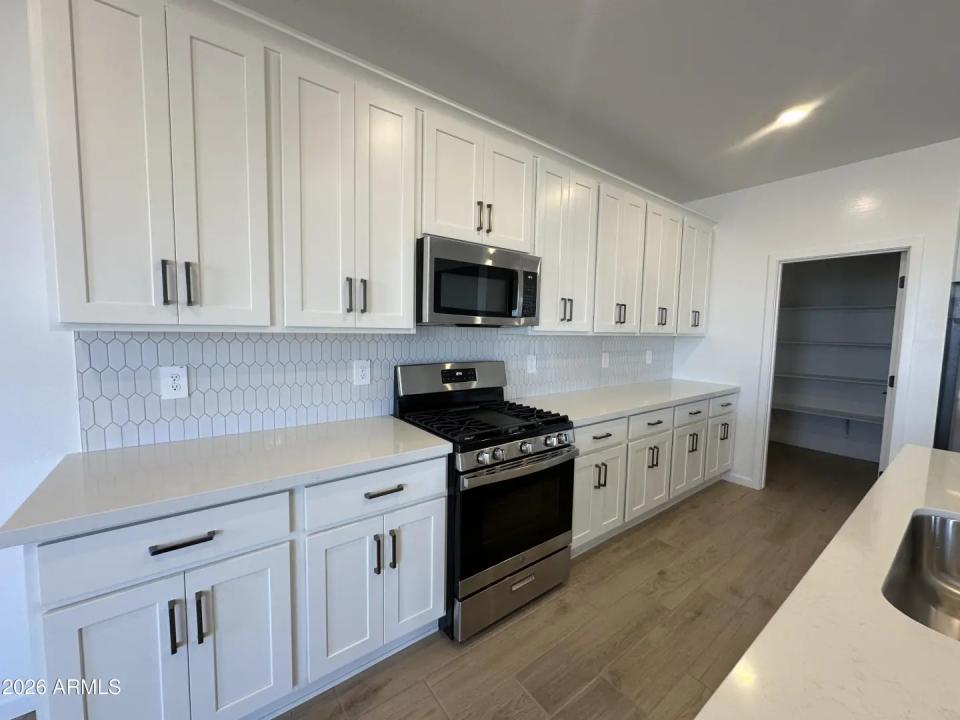 Real Estate Picture 9