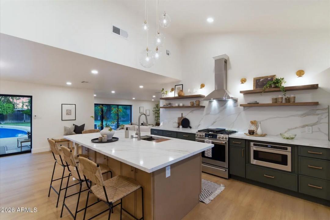 Real Estate Picture 3