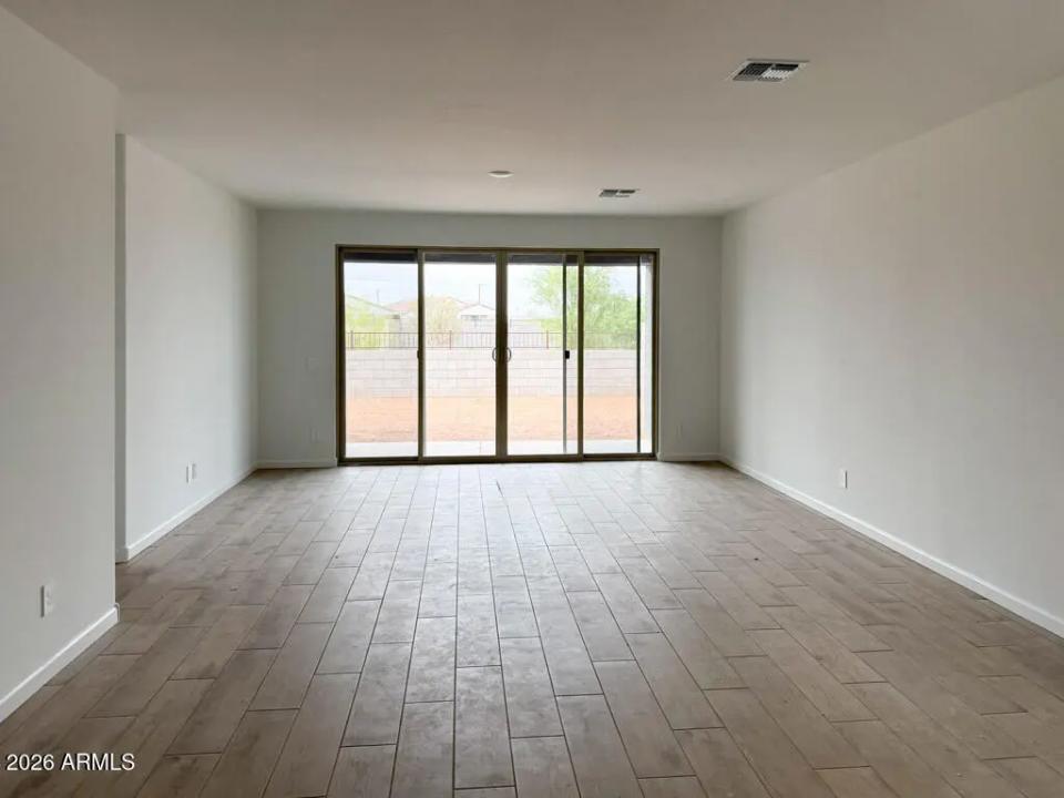Real Estate Picture 4