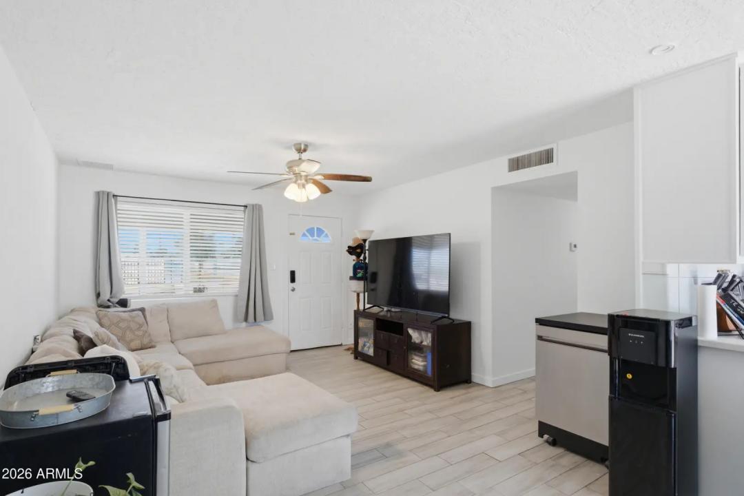 Real Estate Picture 3