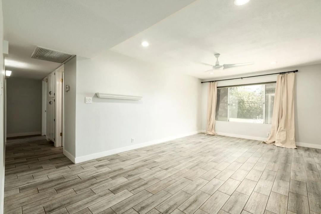 Real Estate Picture 7