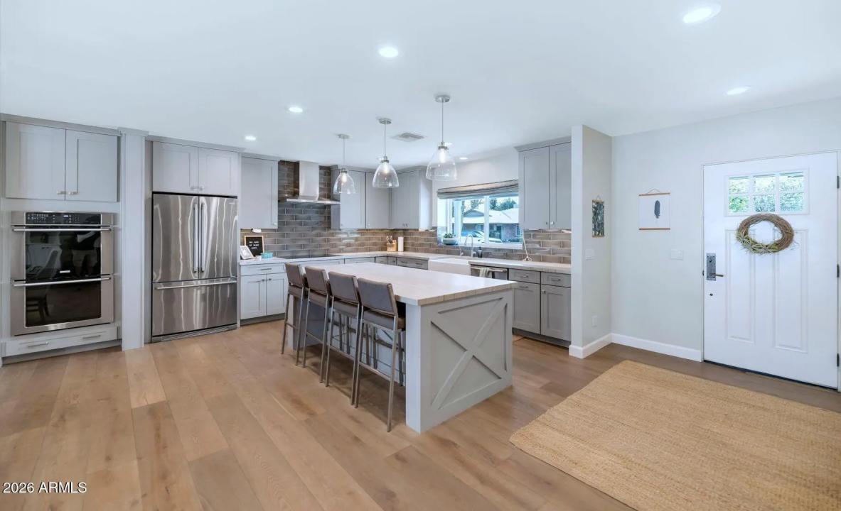 Real Estate Picture 3