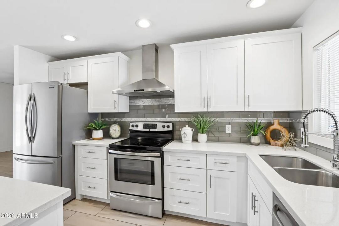 Real Estate Picture 3