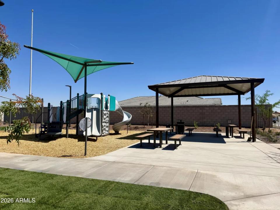 Real Estate Picture 14