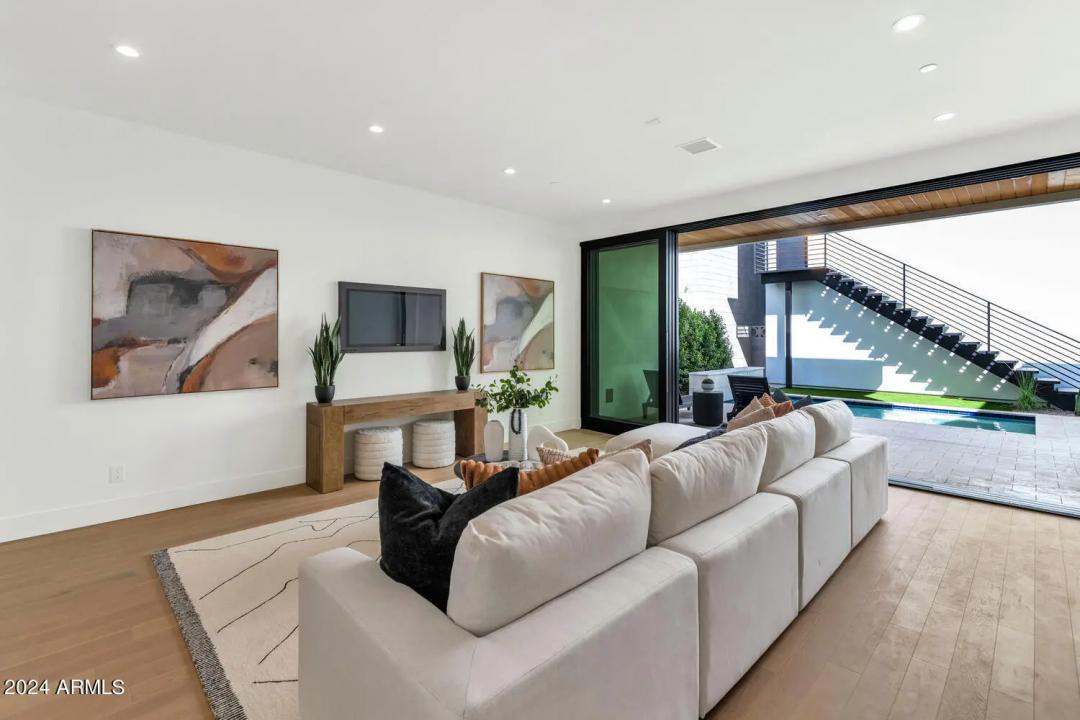 Real Estate Picture 11