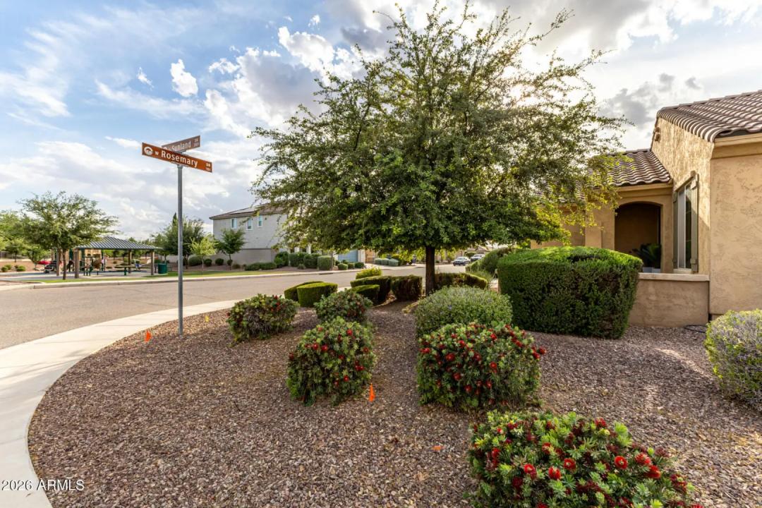 Real Estate Picture 4